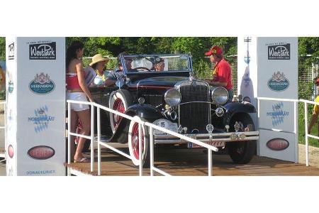 Vom Piazza vor dem Auto Museum gehen die 138 Teilnehmer auf die Strecke.