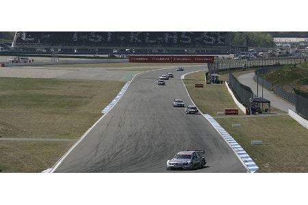 C-Klasse ist klasse, findet man zufälligerweise auf der Mercedes-Tribüne. Kein Wunder, nach neuen Siegen in Folge.