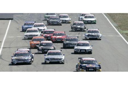 Beim Start kochte Martin Tomczyk mühelos Bruno Spengler ab.