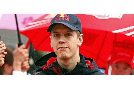 ... Formel 1-Fahrer mit Regenschirm ..