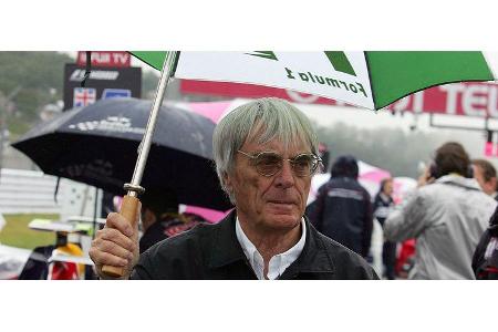 ... und einen Formel 1-Boss mit Regenschirm.