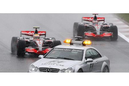 Während vorne drei Mercedes an der Spitze fuhren ...