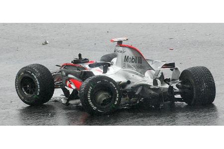 Eines der zahlreichen Opfer: Weltmeister Alonso parkte seinen Silberpfeil leicht demoliert auf der Strecke.