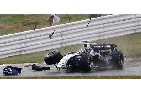 Der Österreicher deformierte seinen Williams auf dem rutschigen Geläuf.