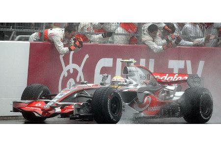 ... dann fuhr der Regenkönig von Fuji über die Linie.