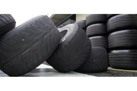 Der Brite verwendete einen Satz Regengummis mehr als erlaubt, kam aber noch einmal mit einem blauen Auge davon.