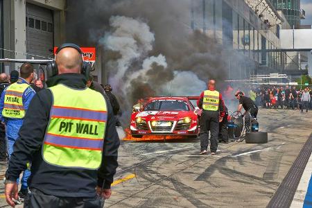 VLN, Nürburgring, Audi R8, Phoenix Racing, Tankstopp, Feuer, 26.04.2014