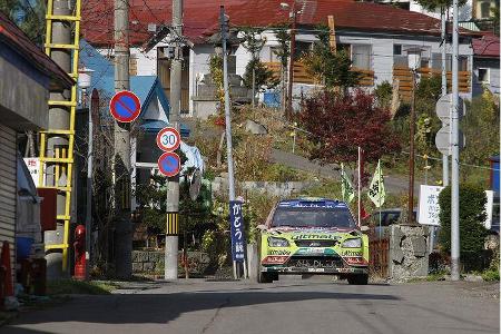Das Ford-Duo Hirvonen und Latvala hatte einen derart großen Vorsprung vor Loeb, dass sogar Zeit für eine kleine Stadtrundfah...