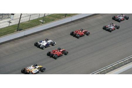 Sein älterer Teamkollege Fernando folgte ihm, dahinter reihten sich die beiden Ferrari ein.