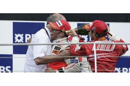 Er erlebte die obligatorische Sektdusche - live.