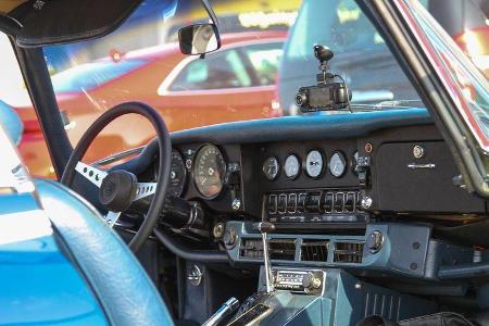 Klassisch schönes und übersichtliches Cockpit, ...