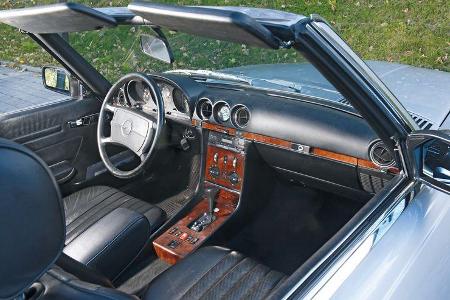 Mercedes R_107, Cockpit