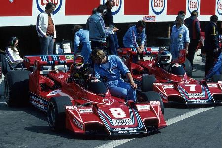 1976 erscheinen die Brabham von Carlos Pace und Carlos Reutemann nunmehr in Rot und werden von Alfa Romeo-Zwölfzylindern ang...