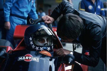 1977 kommt Hans-Joachim Stuck ins Brabham-Team. Hier bekommt er Anweisungen von Teambesitzer Bernie Ecclestone.