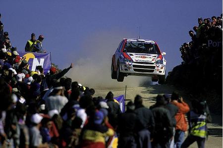 Dann widmete sich der Wermutfabrikant wieder dem Rallyesport. Mit diesem grandiosen Satz an der berühmten Sprungkuppe von Fa...