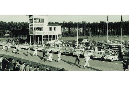 Le Mans Start um 6:00 Uhr morgens zum 12 Stunden-Rennen 1958.