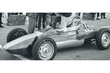 Huschke von Hanstein am Formel V-Renner von Manfred Schurti.