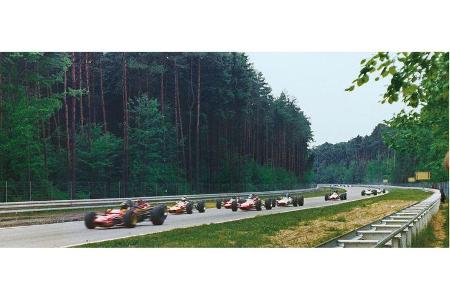 Das Formel 2 Feld von 1970 beim Anflug zur Ostkurve. Deutlich erkennbar sind die neu installierten Leitplanken.