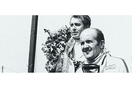 Siegerehrung des Rhein-Pokal-Rennens: Hubert Hahne auf BMW vor Brian Hart auf Brabham.