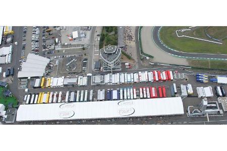 Eine Luftaufnahme der Boxengasse zeigt den logistischen Aufwand eines Formel 1-Rennens.