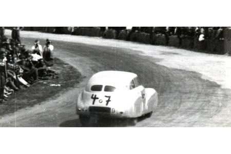 Karl Kling hätte 1947 wohl kaum geglaubt, wie der Rennzirkus 60 Jahre später aussieht. Hier fährt er im BMW-Touring durch di...