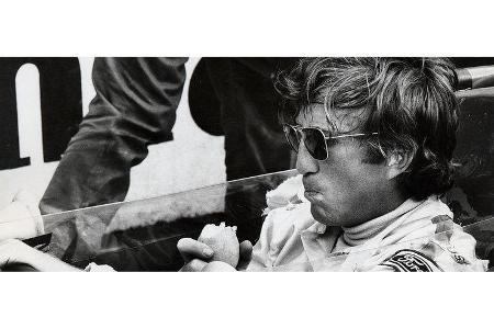 Jochen Rindt stärkt sich mit einer Kartoffel.