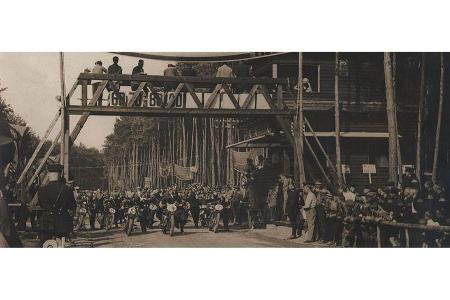 Mitten im Wald: Das erste Rennen am 29.Mai 1932.