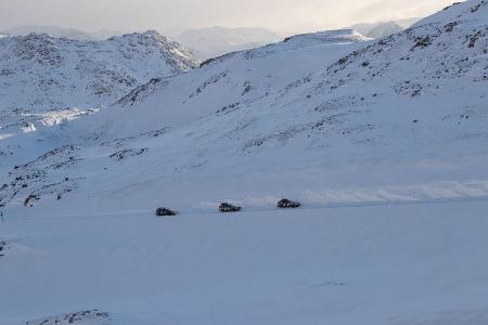 Schnee und Felsen, wohin das Auge blickt.