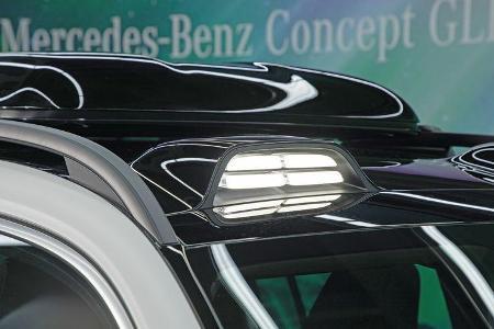 Eine nette Spielerrei, die flache Dachbox mitsamt den LED-Zusatzscheinwerfern. Sie gehört zum Concept-BlingBling.