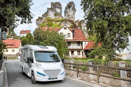Ortsdurchfahrt durch das Dorf Tüchersfeld im Püttlachtal.