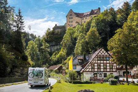Burg Rabenstein im Ahorntal mit Falknerei und uriger Gutsschenke.