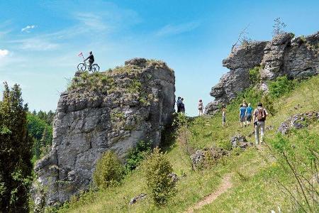 Skulptur eines Radfahrers auf dem Felsen im Kleinziegenfelder Tal.