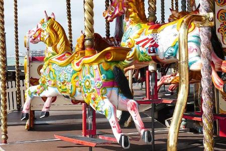 Fast schrill die Jahrmarktstimmung auf dem Brighton Pier.