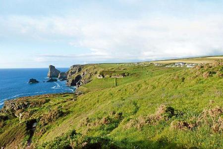 Vom Trewethett Farm Camping Park führt ein Küstenpfad zur Artusburg Tintagel im Nordwesten Cornwalls.