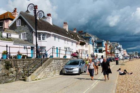 Das Fischerdorf und beliebte Seebad liegt an der als Fossilienfundstätte bekannten Jurassic Coast.