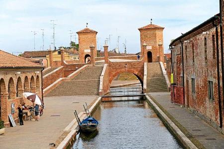 Die Brücke „Treponti“ überspannt vier Kanäle.
