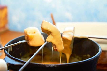 Das Käsefondue mit Appenzeller Käse ist ein typisch schweizerischer Gaumenschmauß.