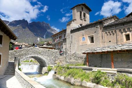 Chianale im wasserreichen Varaita-Tal: uriges Dörfchen in wild-romantischer Hochgebirgslandschaft.