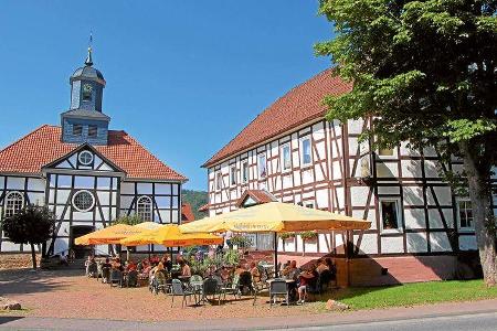 Gasthaus im Fachwerkstil und Kirche im Zentrum von Gieselwerder