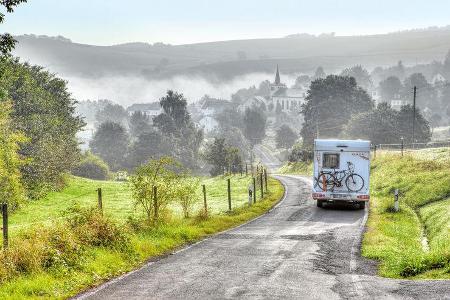 Morgennebel beim Ort Ringhuscheid in der Schnee-Eifel
