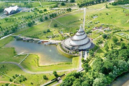 Der Elbauenpark in Magdeburg mit dem Jahrtausendturm.