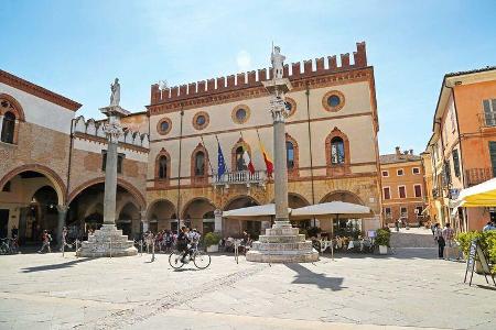 Piazza del Popolo in Ravenna mit den Schutzheiligen Apollinaris und Vitalis