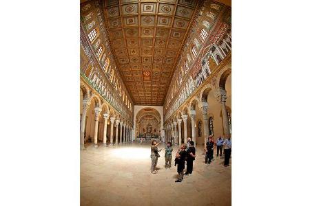 Innenraum der Basilica di Sant’ Apollinare Nuovo in Ravenna