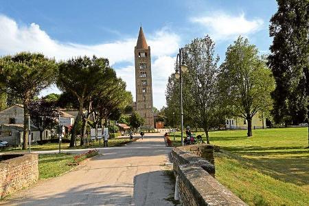 Glockenturm der ehemaligen Benediktiner-Abtei von Pomposa im Po-Delta
