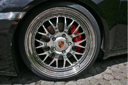 Bereift wird das Rad mit Pneus von Hankook in der Größe 235/35 R19 vorne, und 305/25 R19 hinten.