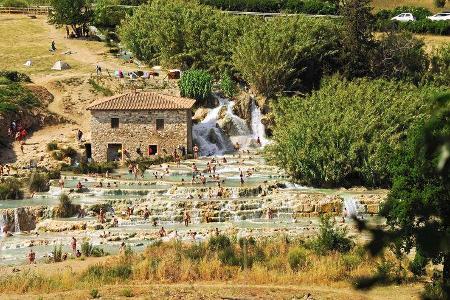 Sinterbecken am Wasserfall Cascate del Mulino in Saturina