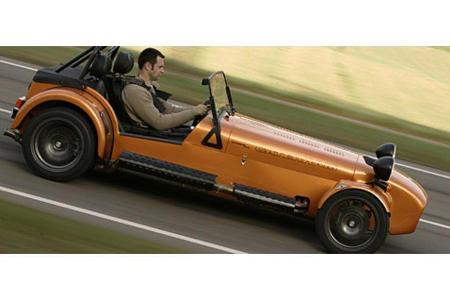 Optische Evolution Marke Caterham: Die Auspuffanlage tritt nun rechts aus, bevor sie in den hinteren Topf mündet. Die vorder...