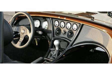 Der Rahmen integriert sich in das moderne Cockpit