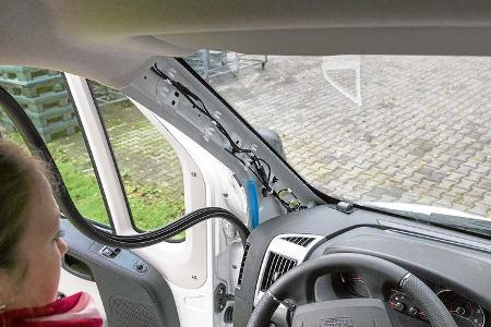 Türdichtungen und Verkleidung der A-Säule abnehmen.