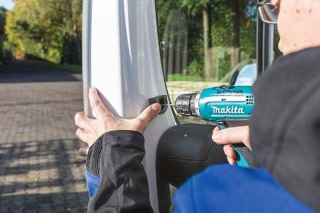 Mit 2,5-mm-Bohrer zwei Löcher in den Fensterrahmen bohren. Unten hilft eine Bohrschablone, das Loch korrekt zu setzen.